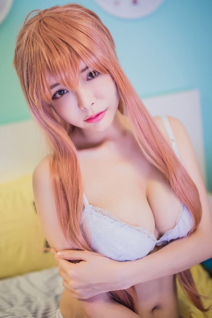 性感尤物夏小秋cosplay秀白嫩豪乳