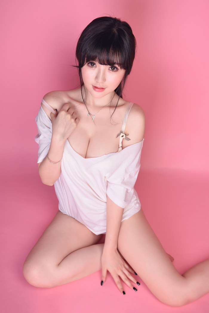 推女神美女米妮mini小秀乳沟么么哒