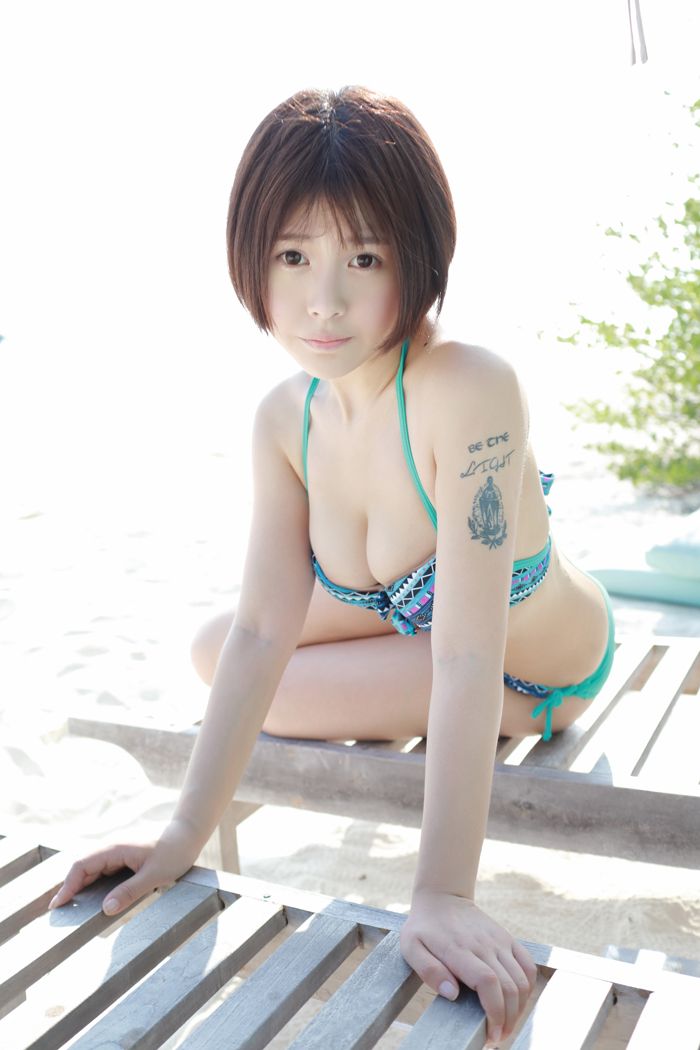 学生妹艾莉湿身白衬衣美乳依稀可见