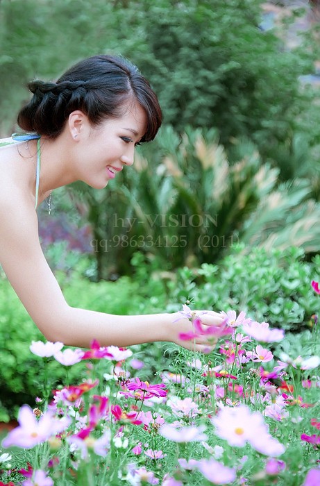 比基尼美女赏花玩水高清图