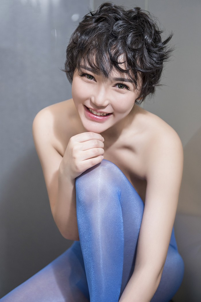 丝袜少妇大悦悦全裸上身秀傲人美乳