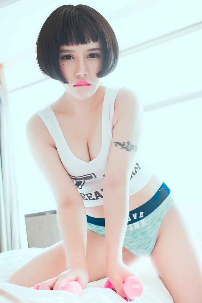 可爱妹子佑熙开胸泳衣秀浑圆美乳